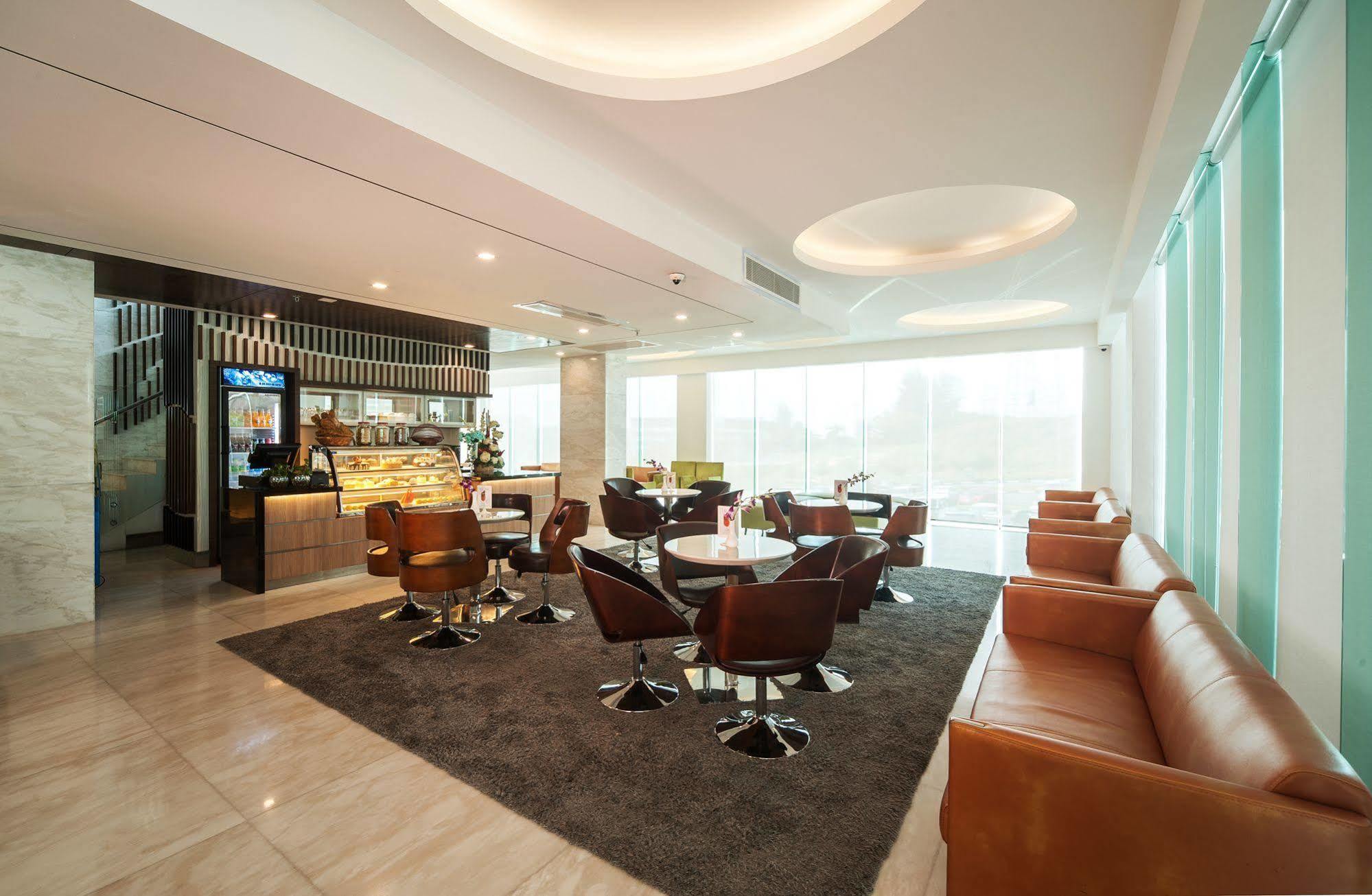 Promenade Hotel בינטולו מראה חיצוני תמונה