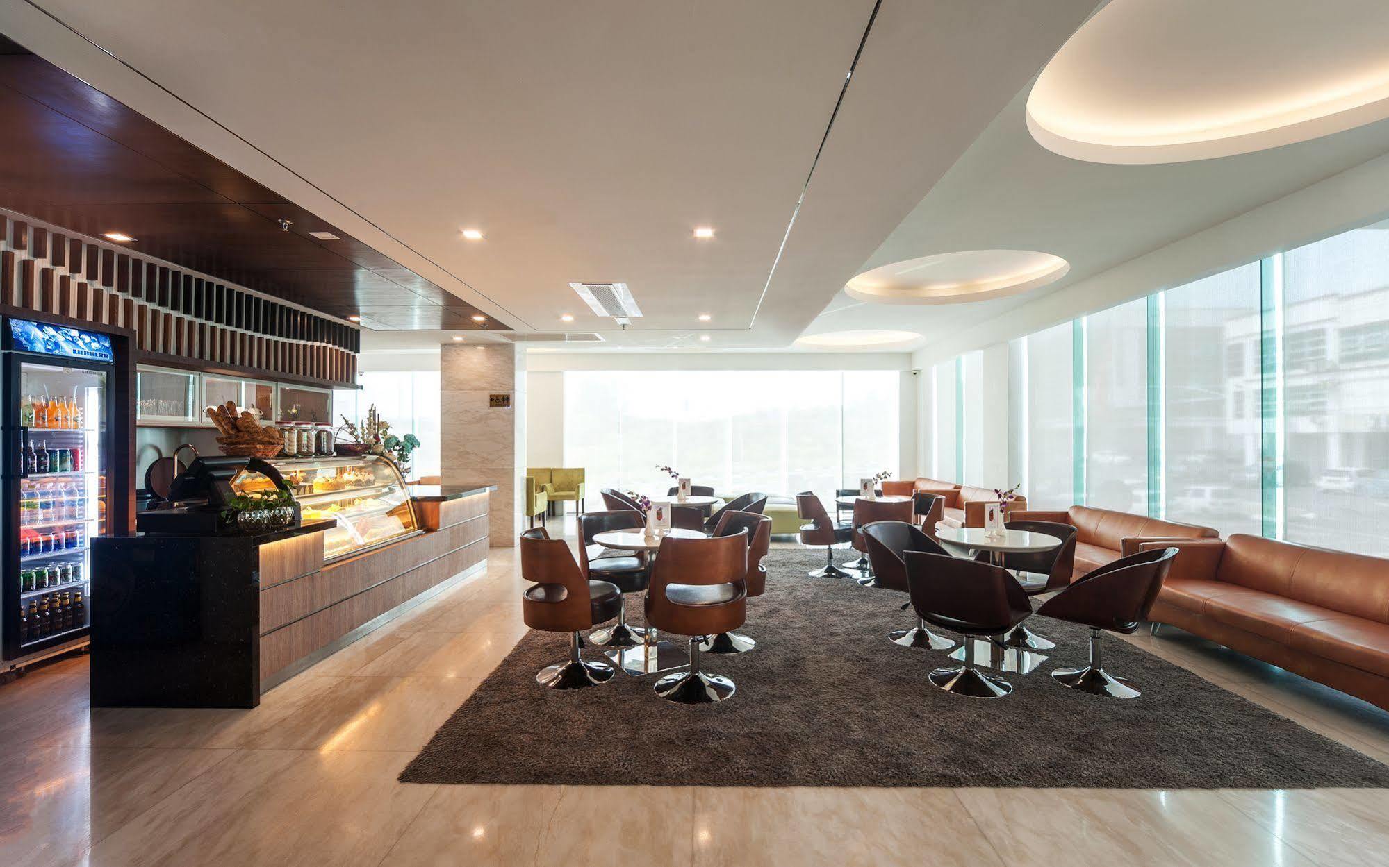 Promenade Hotel בינטולו מראה חיצוני תמונה